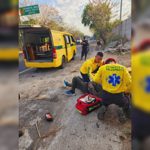 Un motociclista fue atendido por Comandos de Salvamento tras sufrir una caída por reventón de llanta en la carretera hacia Quezaltepeque. Foto: Comandos de Salvamento.