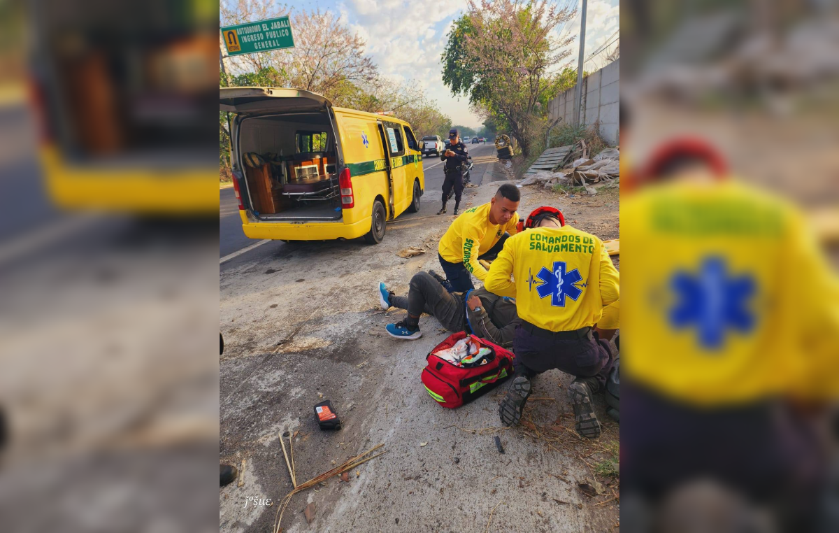 Un motociclista fue atendido por Comandos de Salvamento tras sufrir una caída por reventón de llanta en la carretera hacia Quezaltepeque. Foto: Comandos de Salvamento.