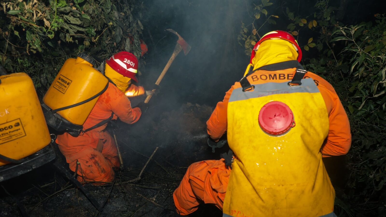 Cuerpo de Bomberos intervino en Lomas de Candelaria y Bosques del Río para evitar que las llamas se propagaran a zonas residenciales. Foto: @BomberosSV