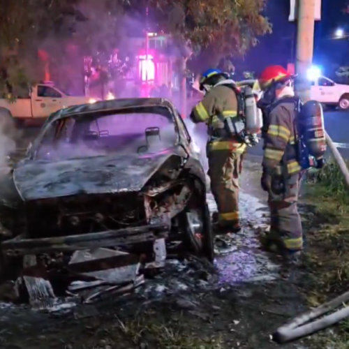 El Cuerpo de Bomberos de El Salvador sofocó un incendio que afectó a dos vehículos en la residencial Las Colinas, Santa Tecla. No se reportaron víctimas. Foto: BomberosSV