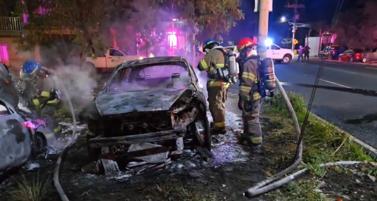 El Cuerpo de Bomberos de El Salvador sofocó un incendio que afectó a dos vehículos en la residencial Las Colinas, Santa Tecla. No se reportaron víctimas. Foto: BomberosSV