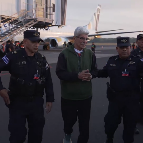 La FGR recibió a Norman Quijano, extraditado por EE. UU., para cumplir 13 años de cárcel por fraude electoral y agrupaciones ilícitas. Foto: @FGR_SV.