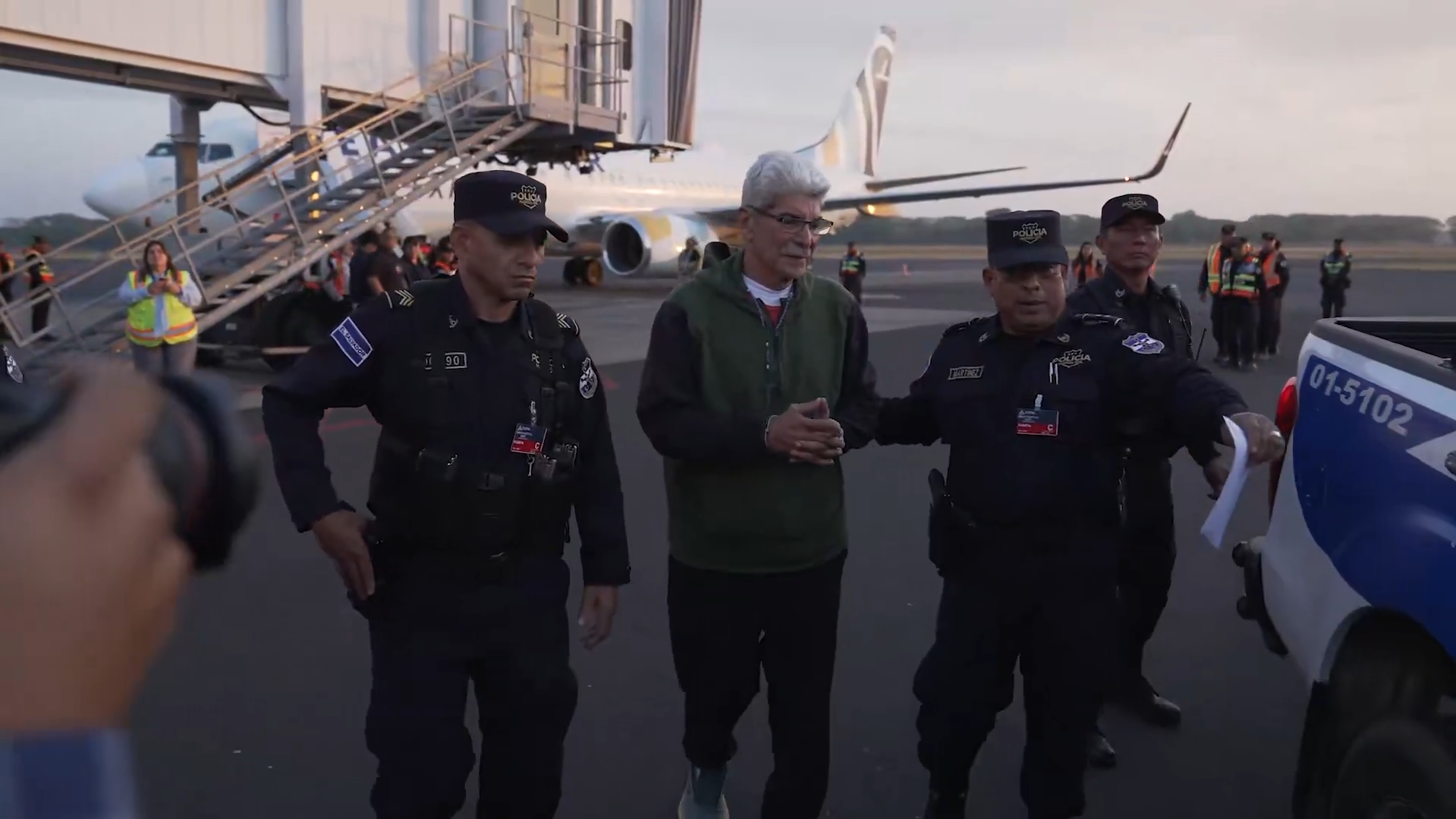 La FGR recibió a Norman Quijano, extraditado por EE. UU., para cumplir 13 años de cárcel por fraude electoral y agrupaciones ilícitas. Foto: @FGR_SV.