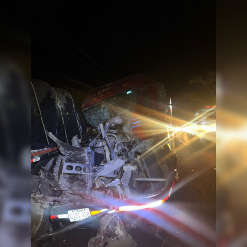 Un choque entre dos rastras en El Congo generó caos vehicular en la madrugada de este martes, complicando el acceso a San Salvador. Foto: Cortesía.