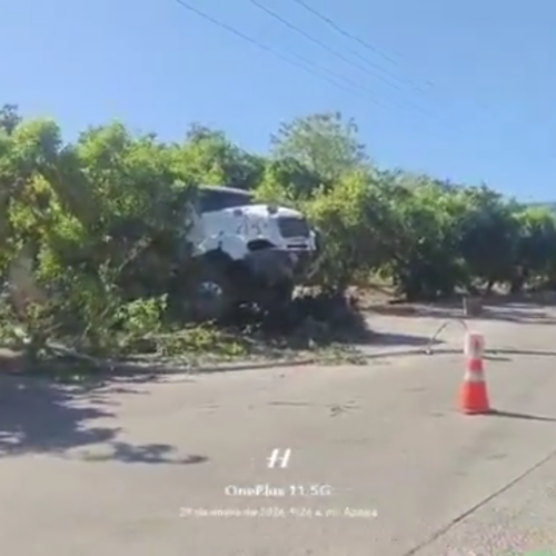 Autoridades mantienen restringido el paso en ambos sentidos cerca del redondel El Ángel por labores de trasiego de combustible tras accidente de camión cisterna. Foto: @VMTElSalvador.