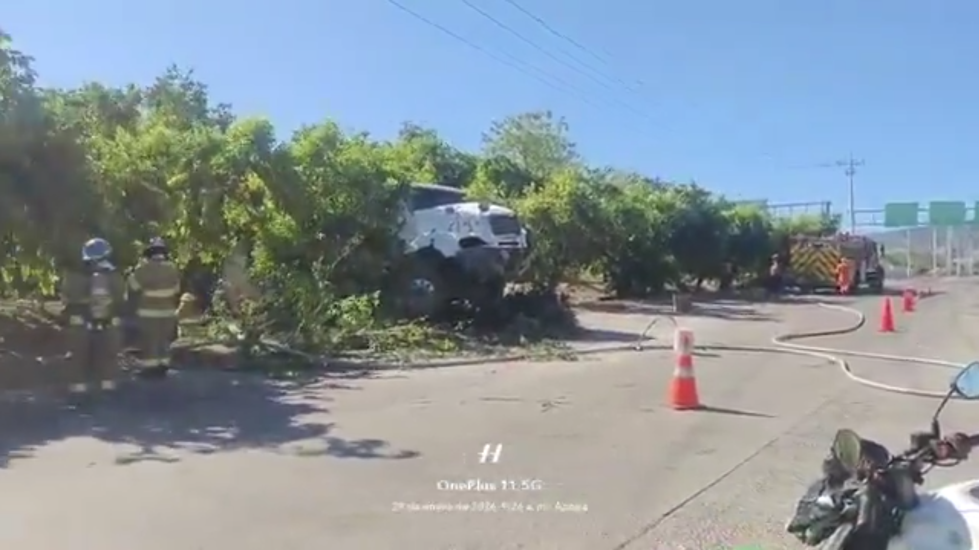 Autoridades mantienen restringido el paso en ambos sentidos cerca del redondel El Ángel por labores de trasiego de combustible tras accidente de camión cisterna. Foto: @VMTElSalvador.