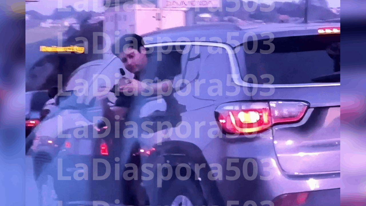 El influencer Little Viejo fue captado grabando en la calzada del Bulevar de los Próceres, infringiendo la ley vial y arriesgando una multa de $57.14. Foto: La Diáspora 503.