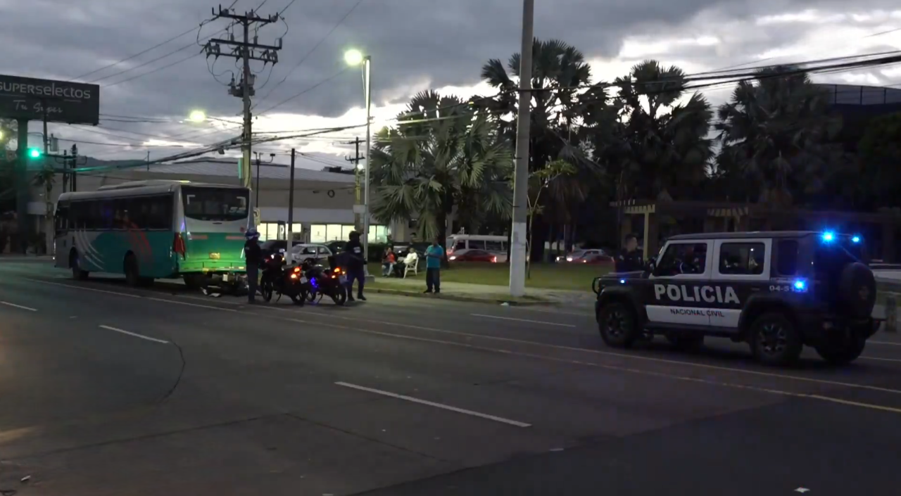 Un motociclista perdió la vida tras impactar contra un bus de la ruta 52 en el Paseo General Escalón. Las autoridades investigan las causas del accidente fatal. Foto: @PNCSV.