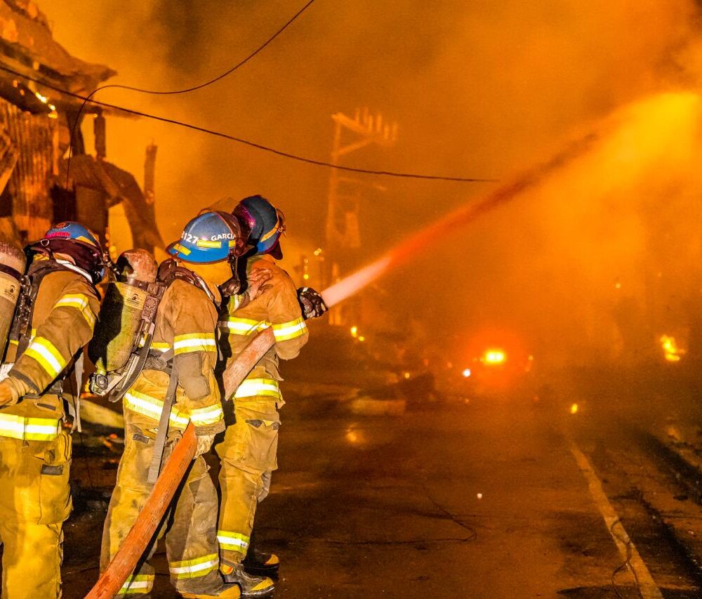 Un incendio clasificado como Nivel 3 en la 6.ª Avenida Sur del Centro Histórico dejó tres fallecidos, una mujer lesionada y la pérdida de edificios históricos de finales del siglo XIX. Foto: Cuerpo de Bomberos.