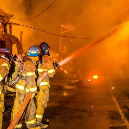 Un incendio clasificado como Nivel 3 en la 6.ª Avenida Sur del Centro Histórico dejó tres fallecidos, una mujer lesionada y la pérdida de edificios históricos de finales del siglo XIX. Foto: Cuerpo de Bomberos.
