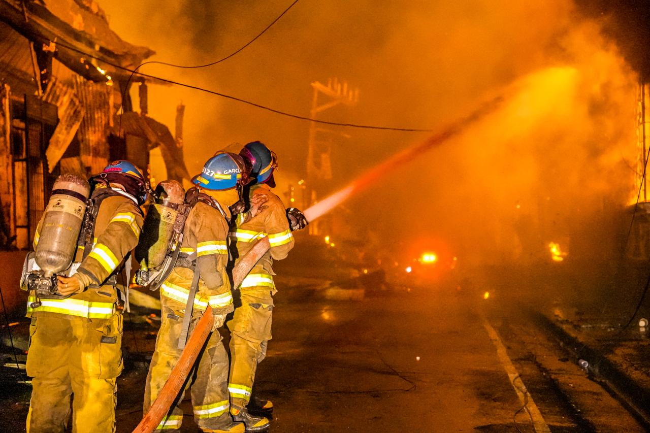 Un incendio clasificado como Nivel 3 en la 6.ª Avenida Sur del Centro Histórico dejó tres fallecidos, una mujer lesionada y la pérdida de edificios históricos de finales del siglo XIX. Foto: Cuerpo de Bomberos.