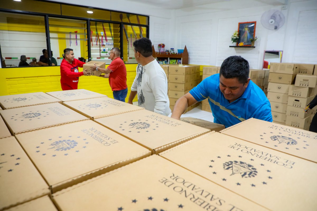 Equipos gubernamentales trabajan día y noche para garantizar que los paquetes escolares lleguen a todos los centros educativos del país. Foto: Secretaría de Prensa