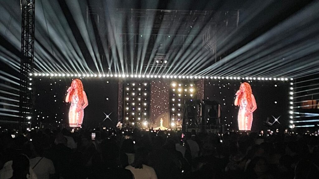 Shakira conquistó San Salvador con su tercera presentación, fusionando éxitos, luces y emociones en un espectáculo histórico en el "Mágico" González. La manada centroamericana vibró con la Loba. Foto: LaDiáspora503