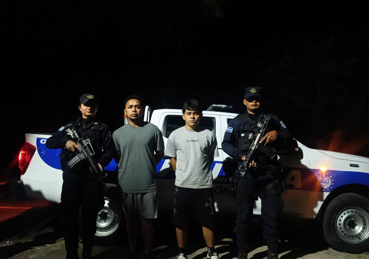 La PNC detuvo en Apastepeque a los responsables de un asesinato ocurrido en San Vicente; el móvil del crimen fue un conflicto pasional. Foto: PNCSV.