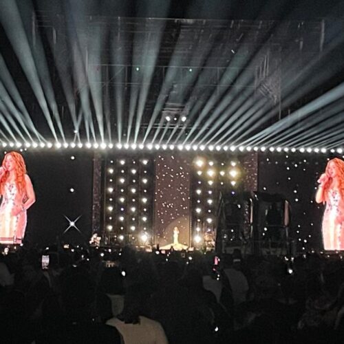Shakira conquistó San Salvador con su tercera presentación, fusionando éxitos, luces y emociones en un espectáculo histórico en el "Mágico" González. La manada centroamericana vibró con la Loba. Foto: LaDiáspora503