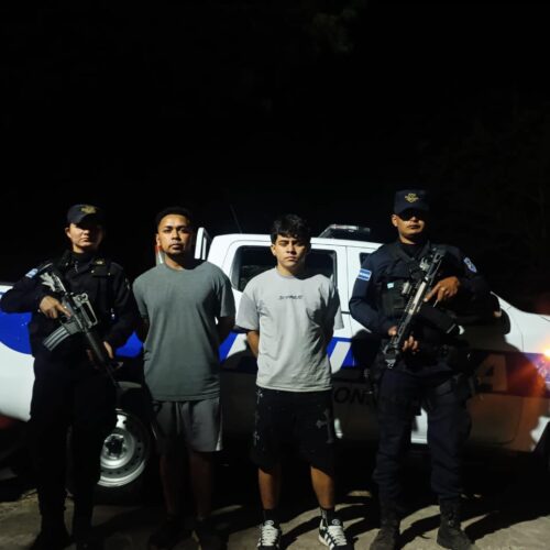 La PNC detuvo en Apastepeque a los responsables de un asesinato ocurrido en San Vicente; el móvil del crimen fue un conflicto pasional. Foto: PNCSV.