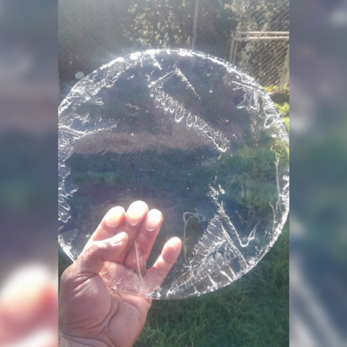 Un marcado descenso térmico causó la formación de escarcha en El Pital durante la madrugada de este 2 de febrero, confirmando el clima gélido. Foto: William Navarro.