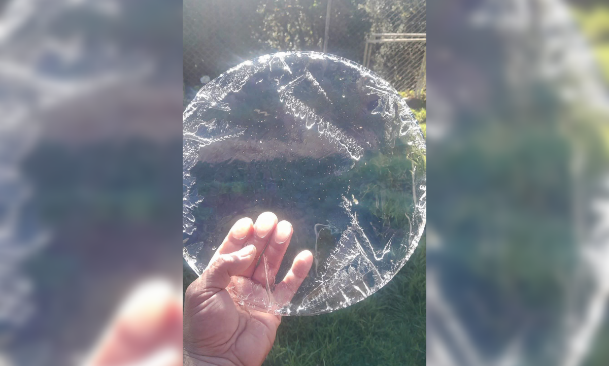 Un marcado descenso térmico causó la formación de escarcha en El Pital durante la madrugada de este 2 de febrero, confirmando el clima gélido. Foto: William Navarro.