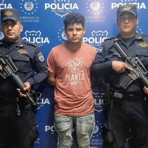 La Policía Nacional Civil (PNC) detuvo a Raúl Antonio Aguilar Díaz en la colonia Buena Vista, tras hallarle botes de marihuana, una báscula digital y teléfonos celulares durante un registro preventivo. Foto: @PNCSV