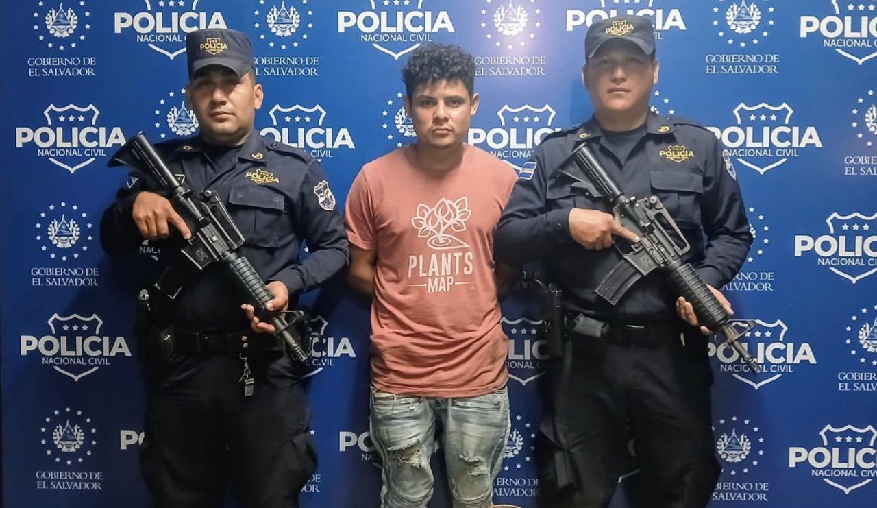 La Policía Nacional Civil (PNC) detuvo a Raúl Antonio Aguilar Díaz en la colonia Buena Vista, tras hallarle botes de marihuana, una báscula digital y teléfonos celulares durante un registro preventivo. Foto: @PNCSV