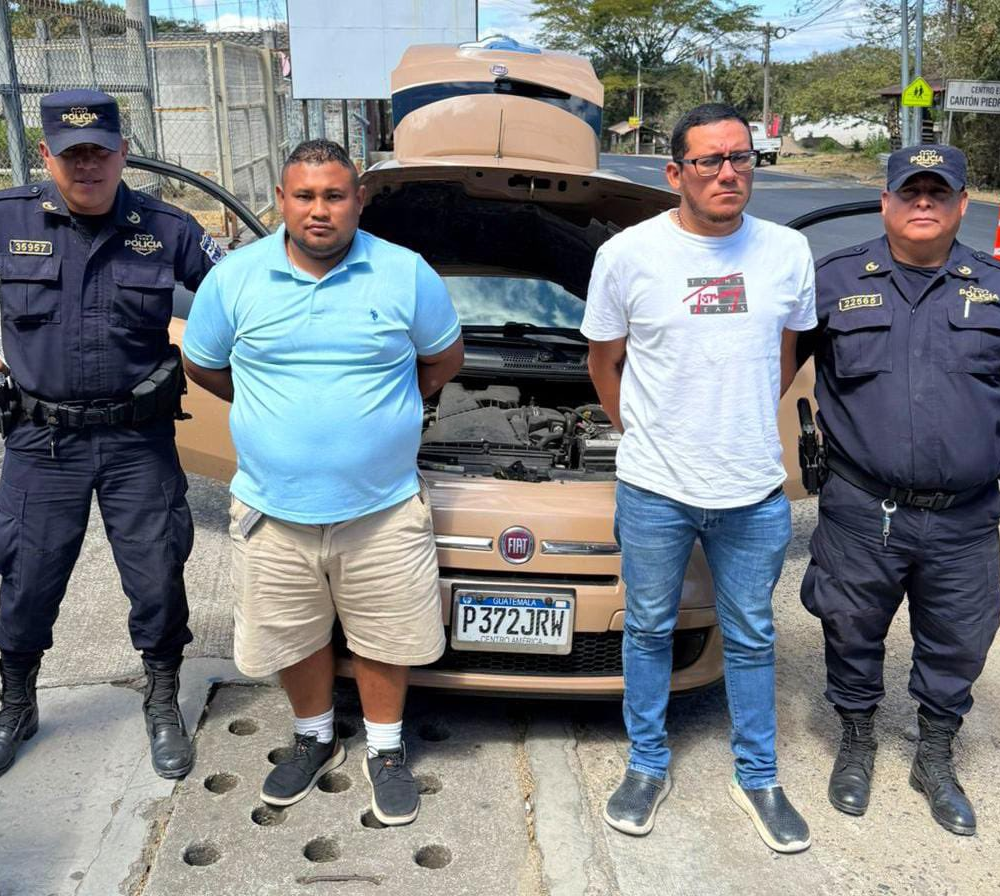 Agentes antinarcóticos detuvieron a dos hombres en la carretera de la frontera San Cristóbal con dos porciones grandes de cocaína. Foto: PNC El Salvador