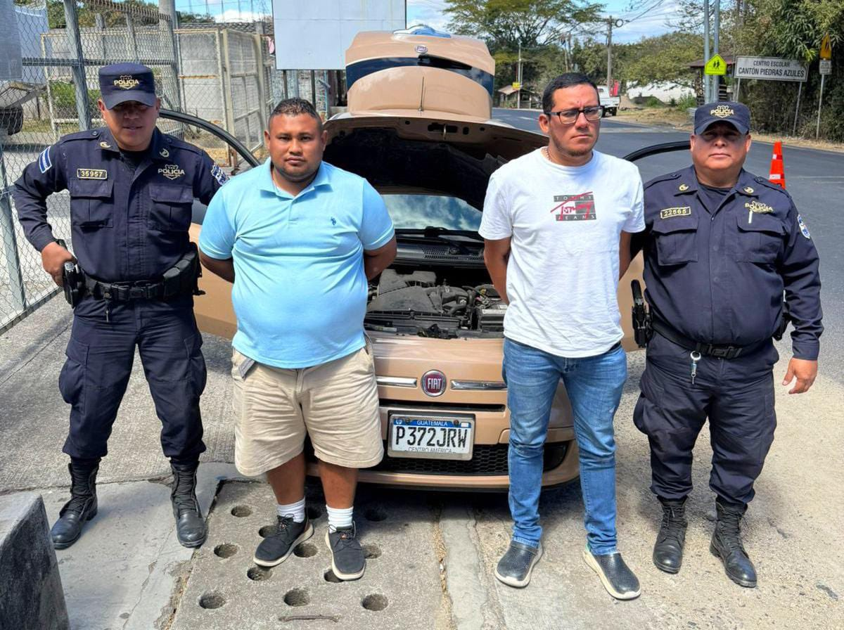Agentes antinarcóticos detuvieron a dos hombres en la carretera de la frontera San Cristóbal con dos porciones grandes de cocaína. Foto: PNC El Salvador