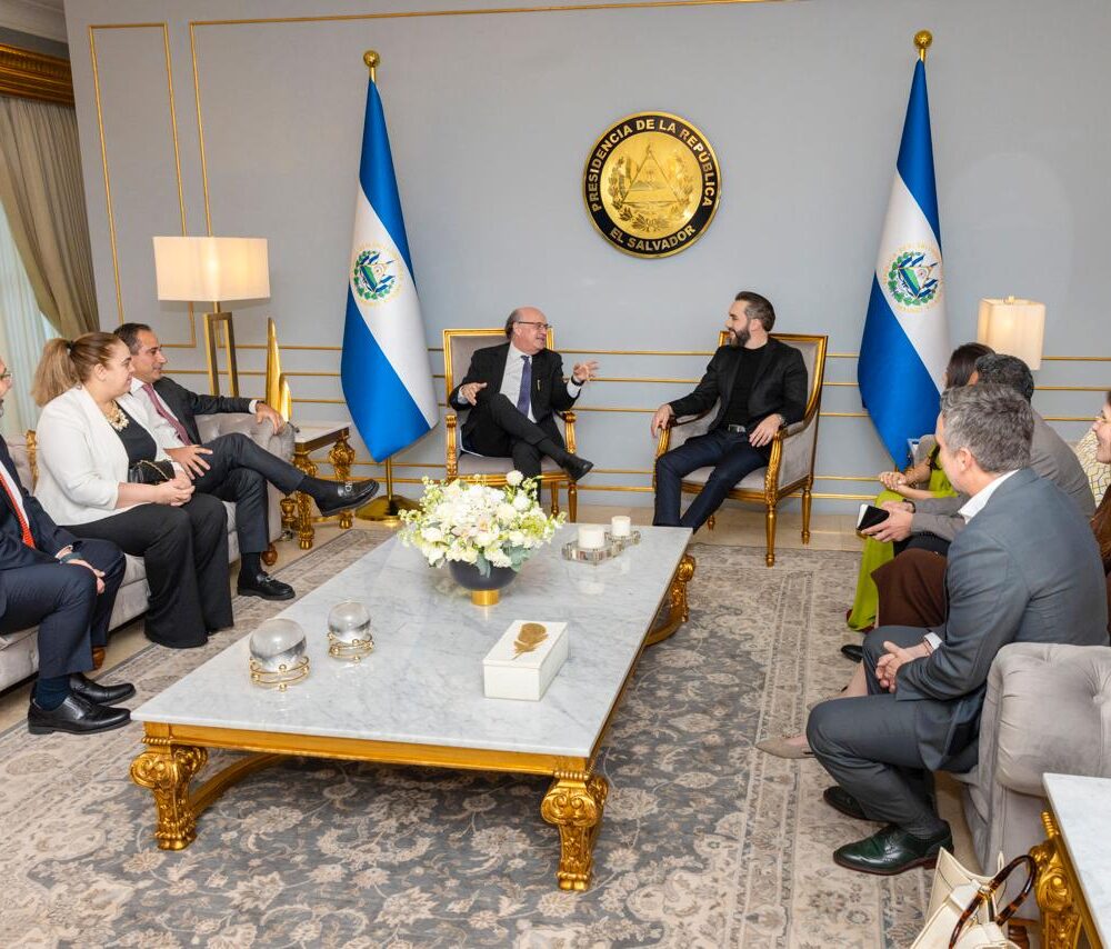 El Presidente Nayib Bukele y el Grupo BID anunciaron una inversión de $1,300 millones para 2026, destinada a vivienda, turismo, salud y educación, impulsando el crecimiento económico del país. Foto: @nayibbukele.