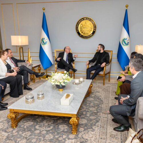 El Presidente Nayib Bukele y el Grupo BID anunciaron una inversión de $1,300 millones para 2026, destinada a vivienda, turismo, salud y educación, impulsando el crecimiento económico del país. Foto: @nayibbukele.