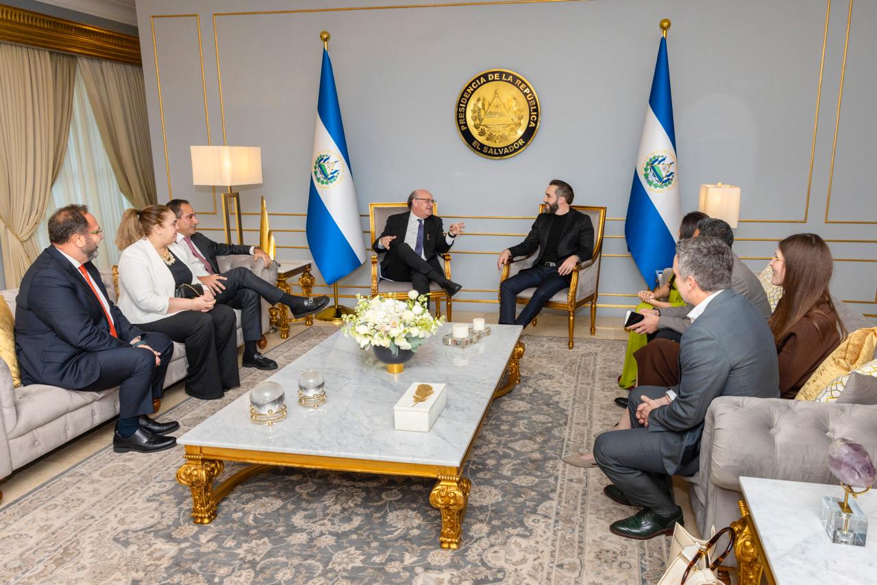 El Presidente Nayib Bukele y el Grupo BID anunciaron una inversión de $1,300 millones para 2026, destinada a vivienda, turismo, salud y educación, impulsando el crecimiento económico del país. Foto: @nayibbukele.