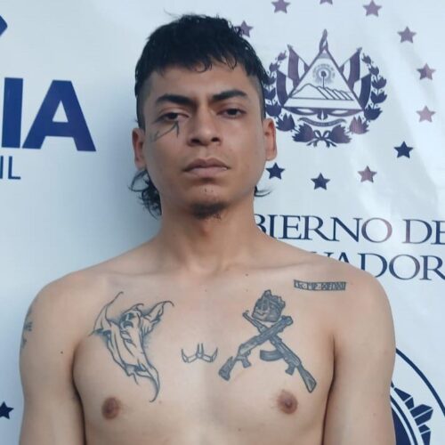 Agentes de la Policía Nacional Civil (PNC) capturaron a Carlos Vladimir Padilla Tejada en Cimas de San Bartolo, Tonacatepeque, tras hallarle marihuana, tres celulares y una cámara fotográfica durante un registro preventivo. Foto: PNC.