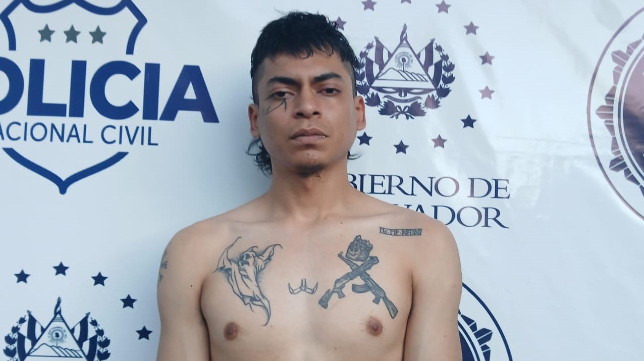 Agentes de la Policía Nacional Civil (PNC) capturaron a Carlos Vladimir Padilla Tejada en Cimas de San Bartolo, Tonacatepeque, tras hallarle marihuana, tres celulares y una cámara fotográfica durante un registro preventivo. Foto: PNC.