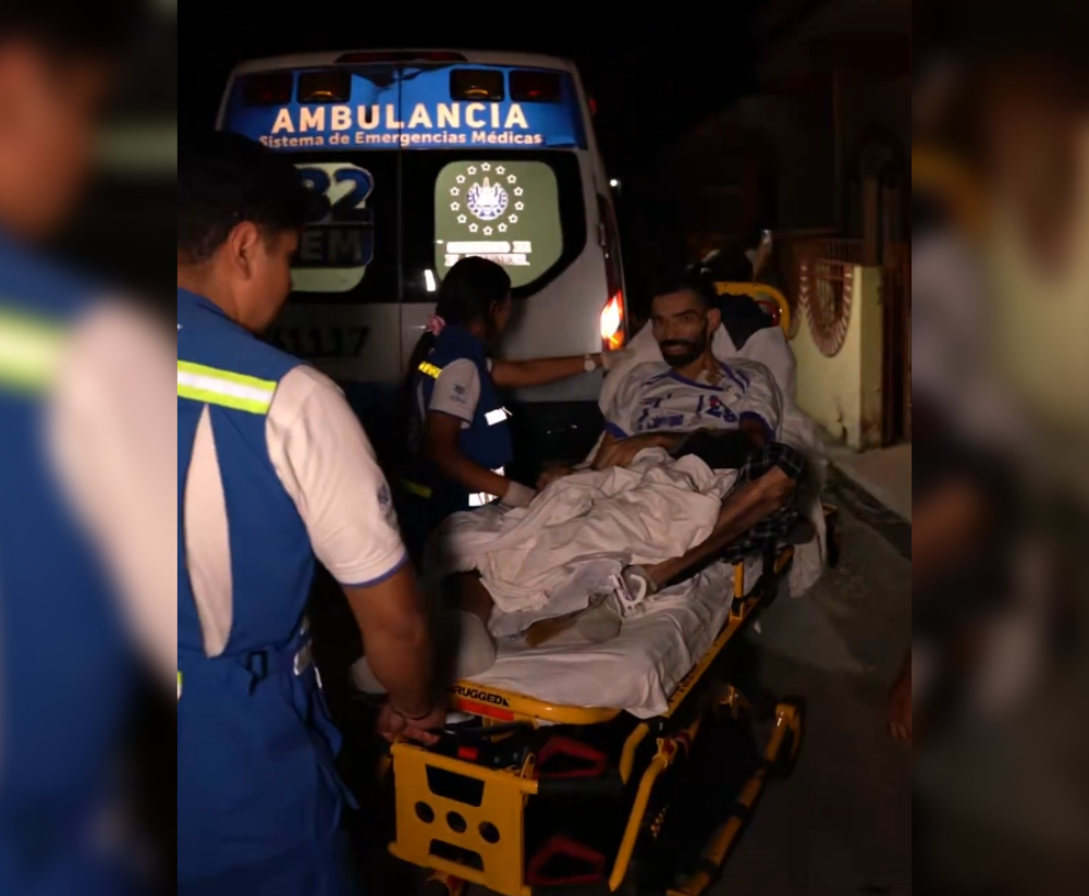 Pese a los altos riesgos médicos, Julio César Rivera regresó a El Salvador tras 20 años para recibir cuidados paliativos junto a su familia. El presidente Nayib Bukele confirmó el exitoso traslado. Foto: @nayibbukele