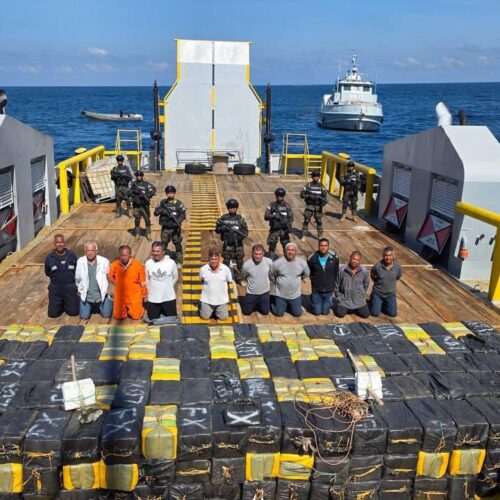 La Marina Nacional interceptó un buque con 6.6 toneladas de cocaína valoradas en $165 millones a 703 kilómetros de la costa salvadoreña. Diez narcotraficantes fueron capturados en la incautación más grande de la historia del país. Foto: @nayibbukele.