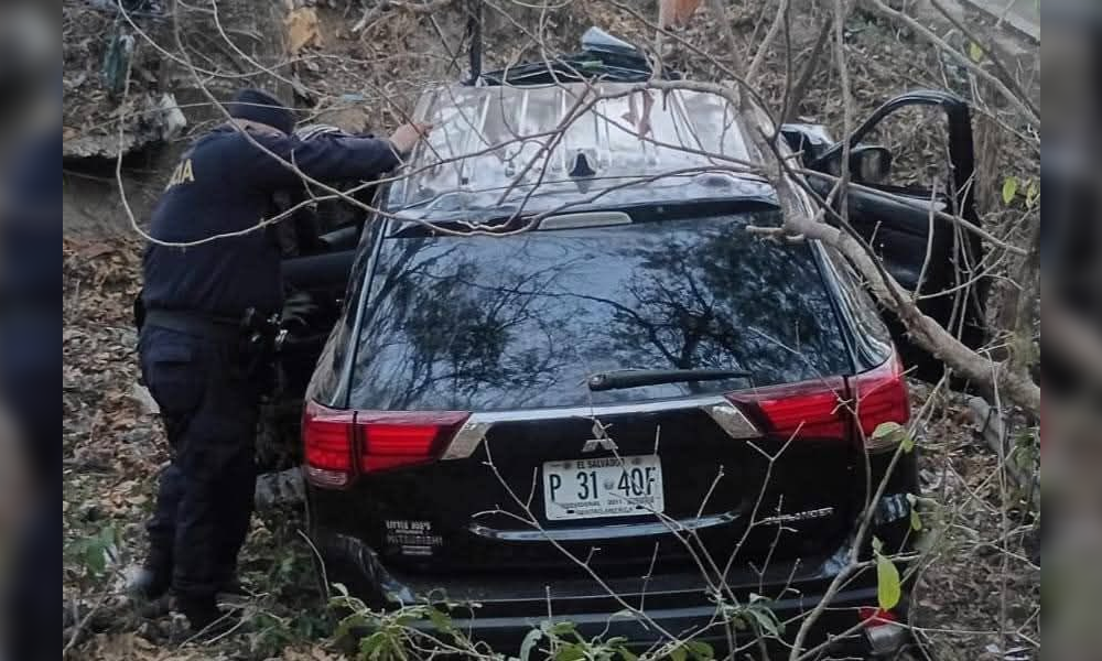 Una persona murió y varias resultaron heridas esta mañana cuando una camioneta cayó a un barranco en la carretera Ruta de Paz, a la altura de El Divisadero, Morazán. Las autoridades investigan las causas del siniestro. Foto: Cortesía.