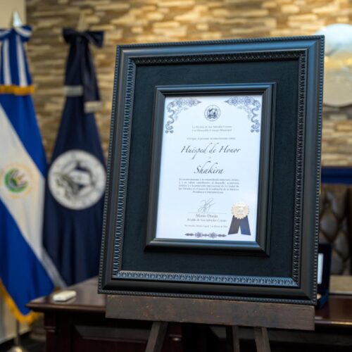 La Alcaldía de San Salvador otorgó la Llave de la Ciudad a Shakira, reconociendo el impacto histórico de su residencia musical en la capital. Un homenaje a su legado y elección de El Salvador como sede regional. Foto: @alcaldia_ss