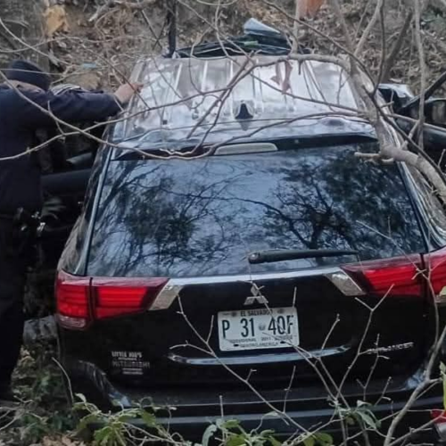 Una persona murió y varias resultaron heridas esta mañana cuando una camioneta cayó a un barranco en la carretera Ruta de Paz, a la altura de El Divisadero, Morazán. Las autoridades investigan las causas del siniestro. Foto: Cortesía.