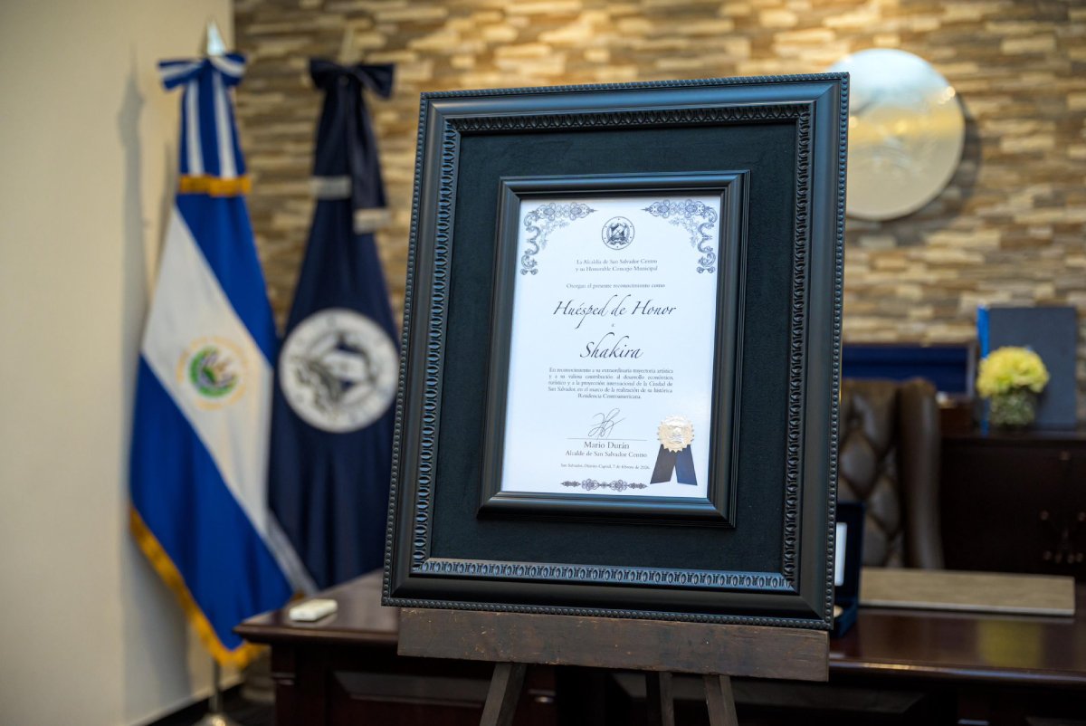 La Alcaldía de San Salvador otorgó la Llave de la Ciudad a Shakira, reconociendo el impacto histórico de su residencia musical en la capital. Un homenaje a su legado y elección de El Salvador como sede regional. Foto: @alcaldia_ss