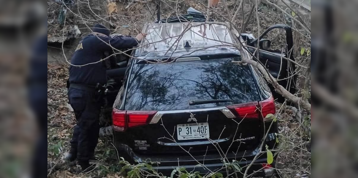 Una persona murió y varias resultaron heridas esta mañana cuando una camioneta cayó a un barranco en la carretera Ruta de Paz, a la altura de El Divisadero, Morazán. Las autoridades investigan las causas del siniestro. Foto: Cortesía.
