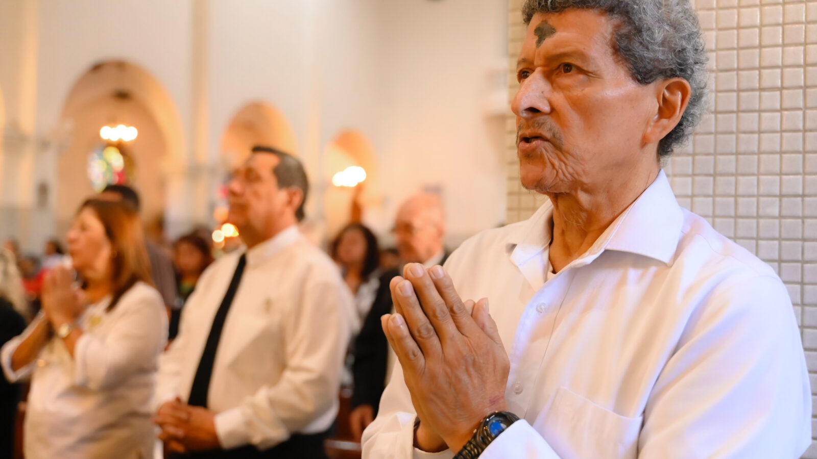 Fieles católicos inician la #Cuaresma con el Miércoles de Ceniza, un tiempo de reflexión y humildad en las parroquias de todo El Salvador. La Basílica de Guadalupe fue epicentro de la ceremonia. Foto: @SecPrensaSV.