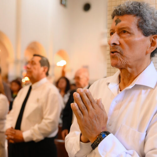 Fieles católicos inician la #Cuaresma con el Miércoles de Ceniza, un tiempo de reflexión y humildad en las parroquias de todo El Salvador. La Basílica de Guadalupe fue epicentro de la ceremonia. Foto: @SecPrensaSV.