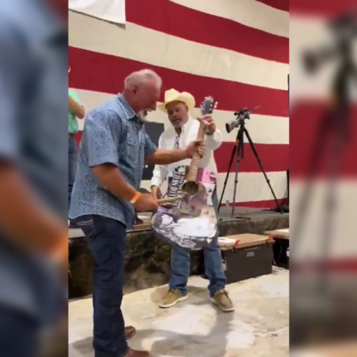 Un hombre causó asombro al pagar $4,000 en una subasta por una guitarra autografiada de Taylor Swift para luego destruirla frente a todos. El video se volvió viral y generó indignación en redes sociales. Foto: Cortesía