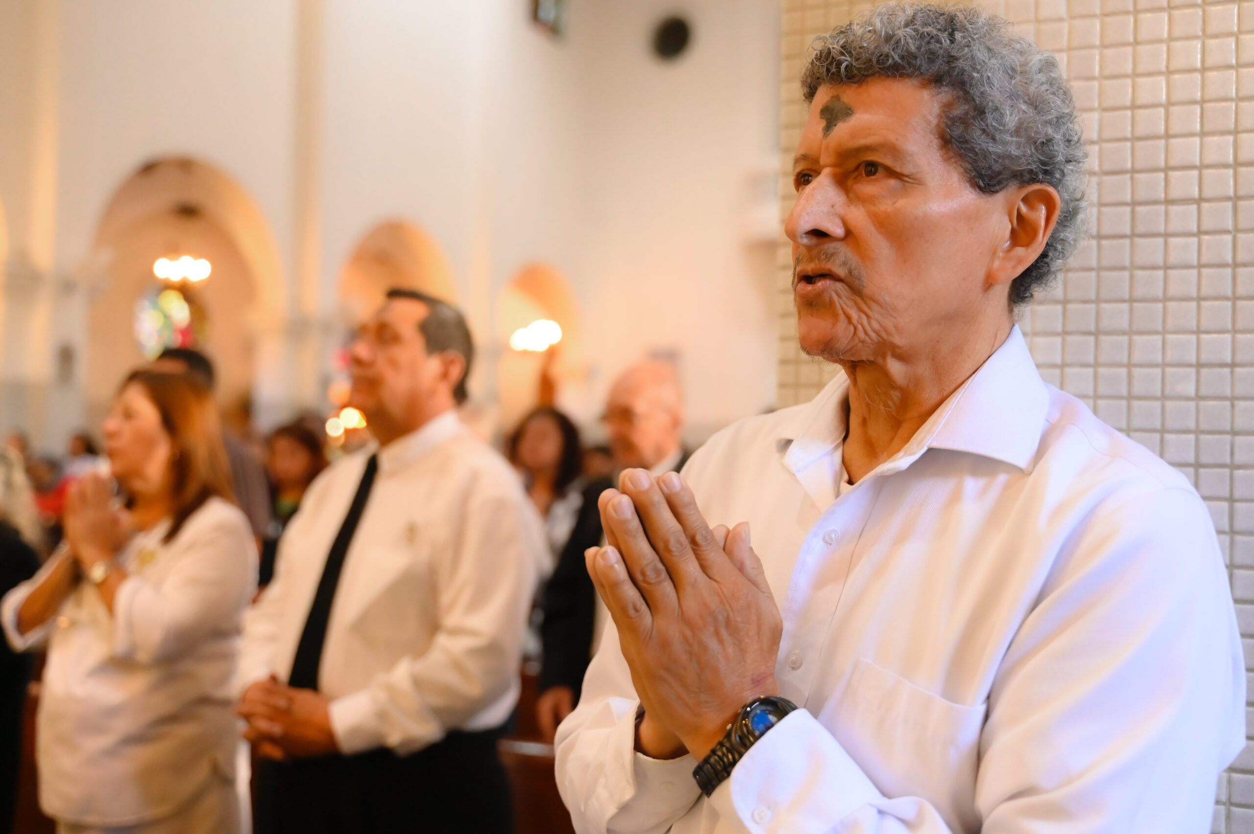 Fieles católicos inician la #Cuaresma con el Miércoles de Ceniza, un tiempo de reflexión y humildad en las parroquias de todo El Salvador. La Basílica de Guadalupe fue epicentro de la ceremonia. Foto: @SecPrensaSV.