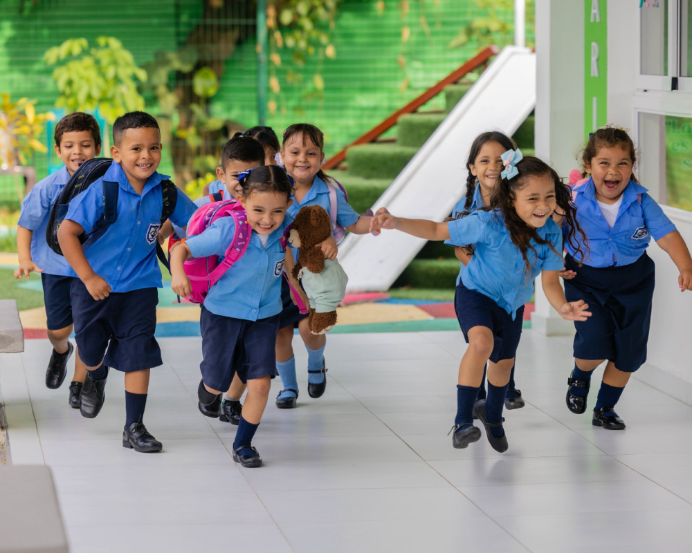 Estudiantes de todo el país iniciaron el año escolar 2026 en centros educativos equipados y renovados mediante el programa #DosEscuelasXDía. Foto: MINED.