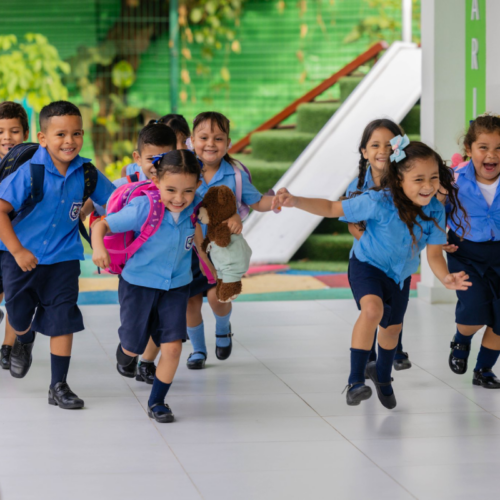 Estudiantes de todo el país iniciaron el año escolar 2026 en centros educativos equipados y renovados mediante el programa #DosEscuelasXDía. Foto: MINED.
