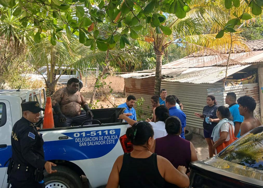 Una explosión en una cohetería de la comunidad Los Naranjos, en Tonacatepeque, dejó a tres personas con quemaduras de tercer grado. Comandos de Salvamento y la PNC coordinaron el traslado de emergencia a un hospital. Foto: Comandos de Salvamento.