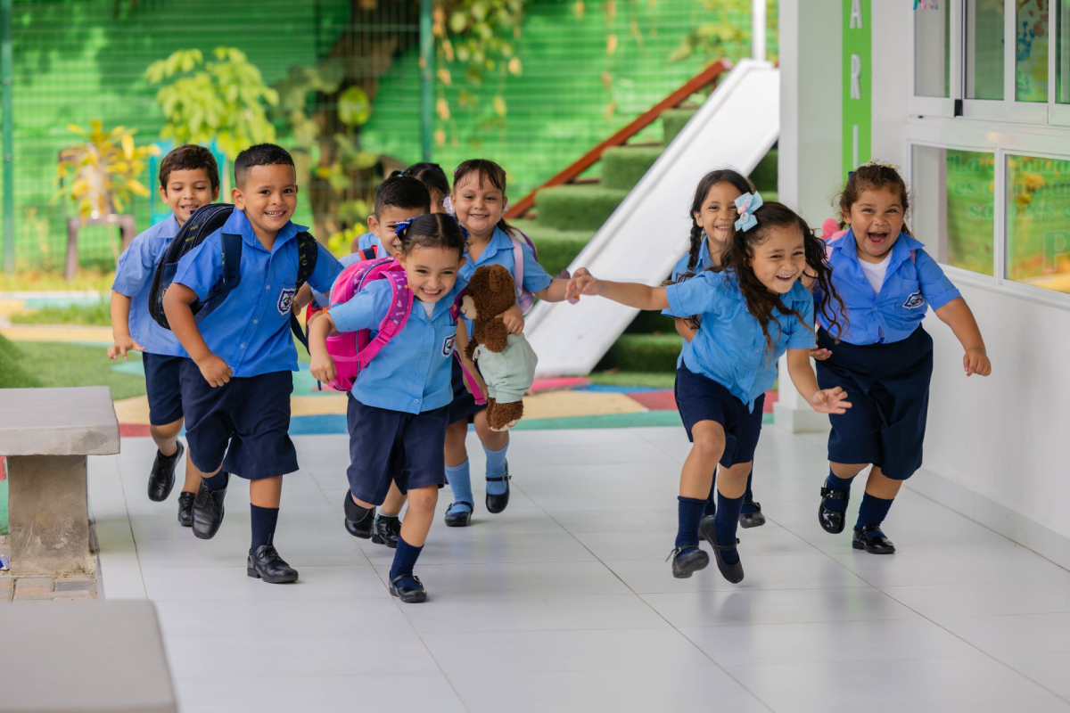 Estudiantes de todo el país iniciaron el año escolar 2026 en centros educativos equipados y renovados mediante el programa #DosEscuelasXDía. Foto: MINED.