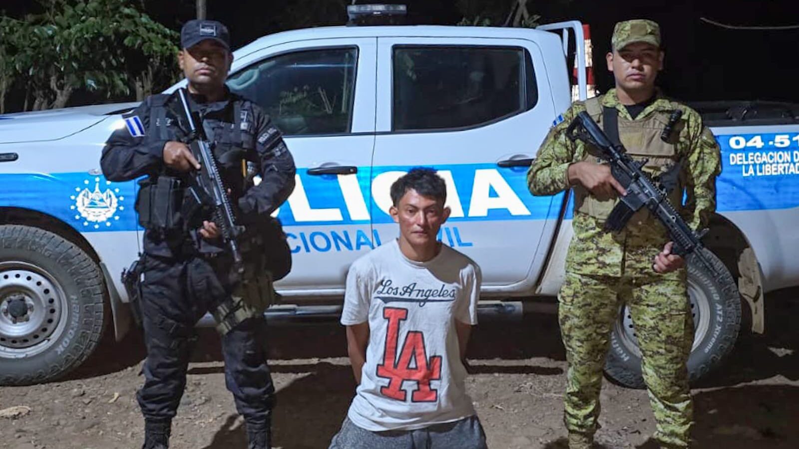 Samuel Flores Acuña, de 23 años, fue capturado en La Libertad tras rociar gasolina e incendiar a su padrastro durante una riña familiar en el caserío Chiquileca, Teotepeque. La víctima está en estado crítico. Foto: PNCSV.