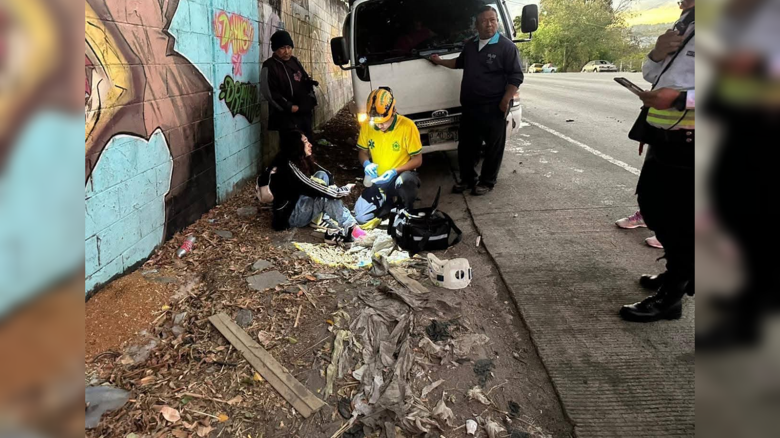 Socorristas de Comandos de Salvamento atendieron a una mujer de 26 años atropellada en el km 10 de la Troncal del Norte; fue llevada al Hospital Nacional Zacamil. Foto: Comandos de Salvamento.