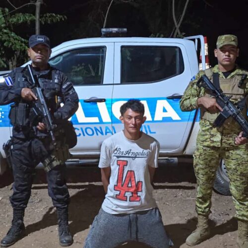 Samuel Flores Acuña, de 23 años, fue capturado en La Libertad tras rociar gasolina e incendiar a su padrastro durante una riña familiar en el caserío Chiquileca, Teotepeque. La víctima está en estado crítico. Foto: PNCSV.