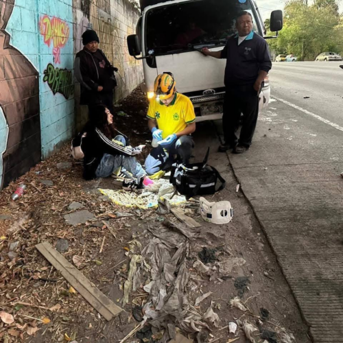Socorristas de Comandos de Salvamento atendieron a una mujer de 26 años atropellada en el km 10 de la Troncal del Norte; fue llevada al Hospital Nacional Zacamil. Foto: Comandos de Salvamento.